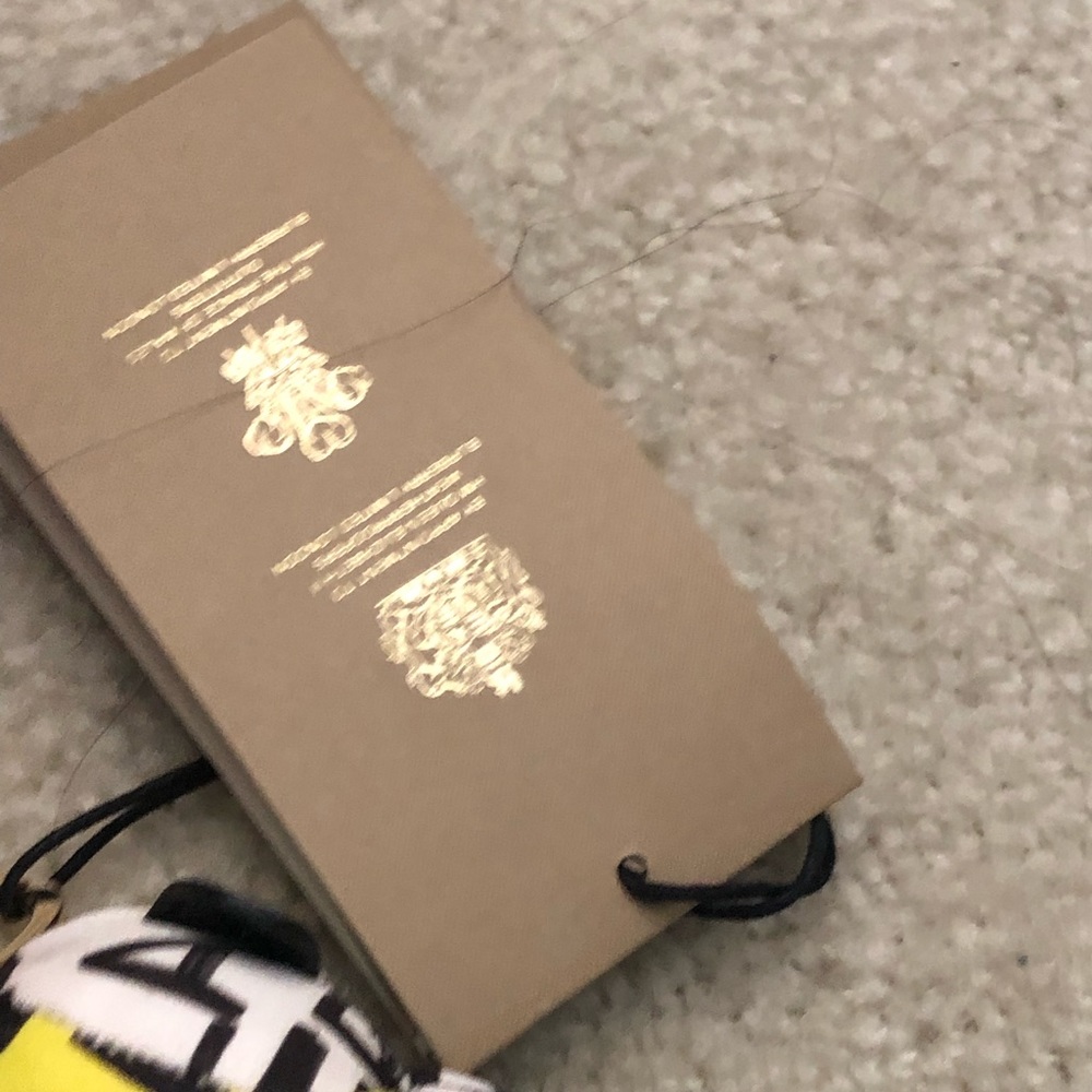 🎁Authentic new with tag Burberry Graffiti charm . - Picture 7 of 9